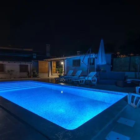 Apartment With Pool 992