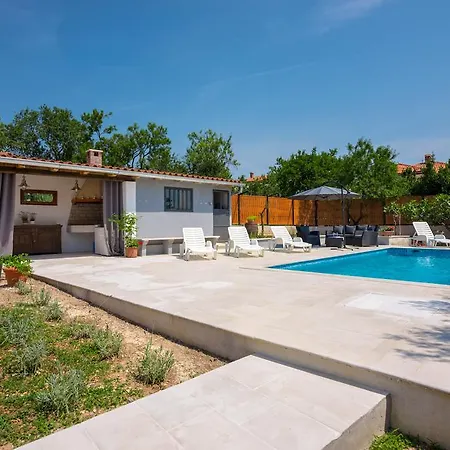Apartment With Pool 992
