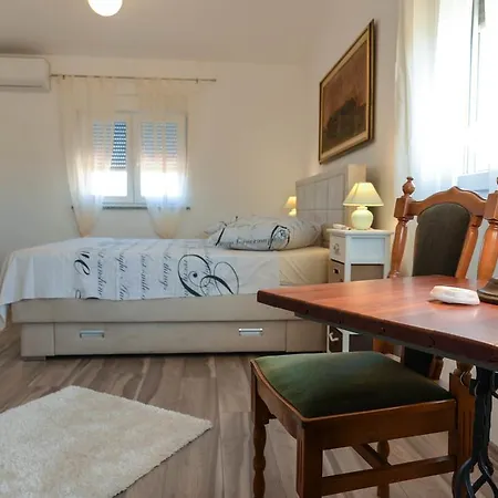Apartment With Pool 992 Pula