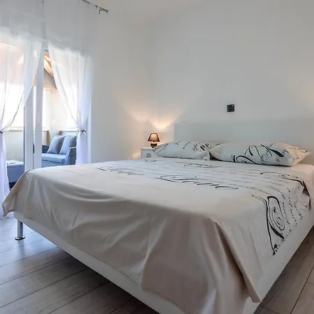 With Pool 992 Apartment Pula